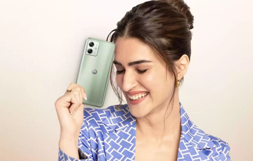 स्पेसिफिकेशन्सबद्दल बोलायचे झाले तर, ड्युअल-सिम सपोर्ट असलेला हा स्मार्टफोन Android 13 आधारित My UI 5.0 वर चालतो आणि 120Hz रिफ्रेश रेटसह 6.5-इंचाचा फुल-एचडी+ डिस्प्ले आहे.