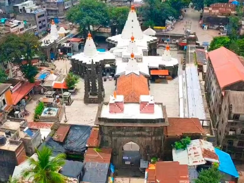 अंबाबाई मंदिर : कोल्हापूर शहरात मध्यवर्ती ठिकाणी असणाऱ्या करवीर निवासिनी अंबाबाई मंदिराला या दिवसात अनेक पर्यटक भत देत असतात. मंदिरात देवीचे दर्शन घेऊन मंदिर परसरात वावरताना अत्यंत भक्तीमय वातावरणामुळे मन प्रसन्न होऊन जाते.