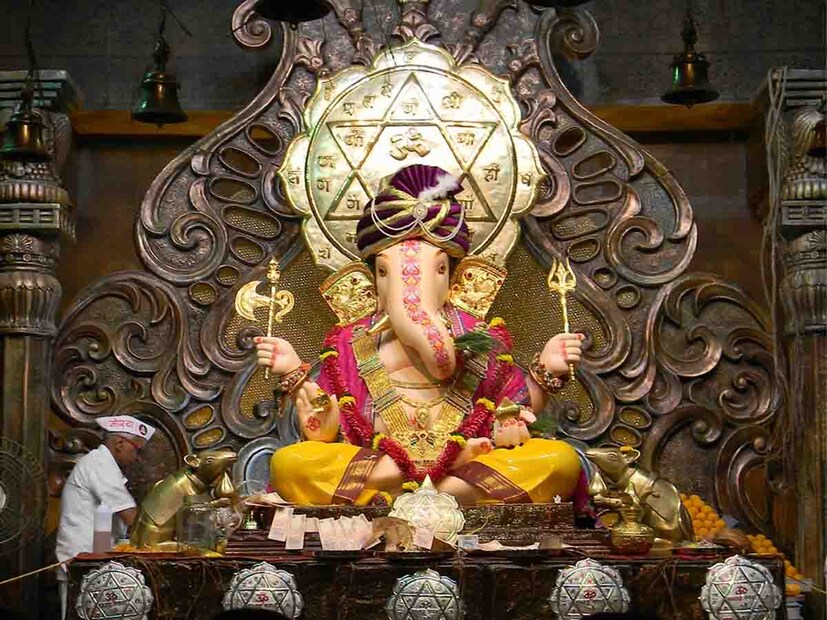 बाबू गेणू गणपती ट्रस्ट : हुतात्मा बाबू गेनू गणपती ट्रस्ट तर्फे बाप्पाची मिरवणूक सकाळी 9:30 वाजता निघेल आणि दुपारी 1:30 वाजेच्या सुमारास बाप्पांची प्राणप्रतिष्ठा केली जाईल.