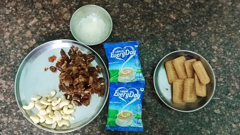 अगदी चॉकलेटसारखं खजूर लॉलीपॉप आपण घरातच बनवू शकता. त्यासाठी साहित्यही सहज उपलब्ध होणारं आहे. अंदाजे 100 ग्राम सिडलेस खजूर, 8-10 पारले बिस्कीट, 35-40 ग्राम काजू, 30 ग्राम मिल्क पावडर, खोबरा किस छोटे 2 चमचे, थोडी मलई अणि दूध या साहित्यात आपण पौष्टिक खजूर लॉलीपॉप बनवू शकतो.