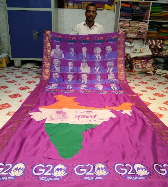 शनिवारी आणि रविवारी राजधानी दिल्लीत भारताच्या नेतृत्त्वात G20 शिखर परिषद पार पडली. जगभरातील प्रमुख देशांचे नेते, प्रतिनिधी या परिषदेत सहभागी झाले होते. या परदेशी पाहुण्यांच्या स्वागतापासून ते त्यांच्या जेवणापर्यंत सर्व गोष्टींची देशाच्या कानाकोपऱ्यात चर्चा झाली. या परिषदेला सलाम करण्यासाठी तेलंगणा राज्यातील विणकरांनी एक खास उपक्रम राबवला. शनिवारी आणि रविवारी राजधानी दिल्लीत भारताच्या नेतृत्त्वात G20 शिखर परिषद पार पडली. जगभरातील प्रमुख देशांचे नेते, प्रतिनिधी या परिषदेत सहभागी झाले होते. या परदेशी पाहुण्यांच्या स्वागतापासून ते त्यांच्या जेवणापर्यंत सर्व गोष्टींची देशाच्या कानाकोपऱ्यात चर्चा झाली. या परिषदेला सलाम करण्यासाठी तेलंगणा राज्यातील विणकरांनी एक खास उपक्रम राबवला.