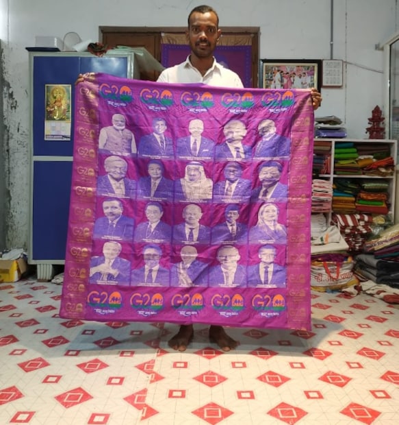 तेलंगणाच्या सिरसिला भागातील एका दाम्पत्याने दोन मीटर लांबीच्या कापडावर G20 देशांच्या प्रमुखांच्या हुबेहूब प्रतिमा या कापडावर विणल्या. शिवाय भारतच नकाशा, G20चं लोगो आणि पंतप्रधान नरेंद्र मोदींची प्रतिमाही या कापडावर आहे. हे आकर्षक कापड आणि त्यावरील सुबक नक्षीकाम सध्या सोशल मीडियावर व्हायरल होतंय.