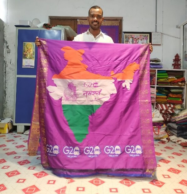 यल्दी हरिप्रसाद हे तेलंगणातील प्रसिद्ध विणकाम कारागीर आहेत. राजण्णा सिरिपट्टू प्रकारच्या वैशिष्ट्यपूर्ण सिल्क साड्या ते बनवतात. G20 परिषदेचं यजमानपद यंदा भारताकडे आहे आणि ही परिषद भारतात होणार आहे, याबाबत कळताच त्यांनी जागतिक स्तरावरील नेत्यांचं अनोख्या पद्धतीने स्वागत करायचं ठरवलं.