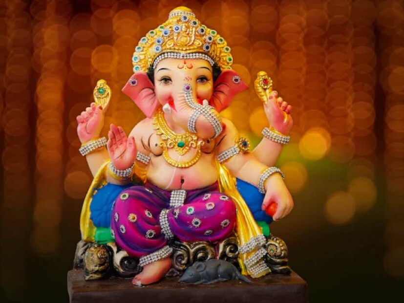 श्रीगणेशाची मूर्ती बसवताना लक्षात ठेवा की, देवाचे मुख दक्षिणेकडे नसावे. याचा विपरीत परिणाम घर आणि दुकानावर होऊ शकतो.