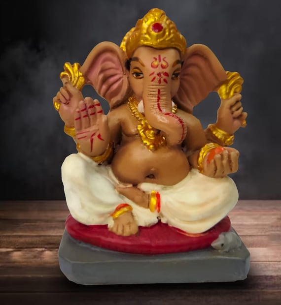 ज्यांना सर्व मंगलाची इच्छा आहे त्यांनी सिंदूर रंगाच्या गणपतीची पूजा करावी. असे केल्याने सर्व मनोकामना लवकर पूर्ण होतात.