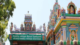 मंदिराच्या भिंतींवर बाप्पाच्या जन्मापासून विवाहापर्यंत सर्व प्रसंग अतिशय सुरेखरित्या कोरलेले आहेत.