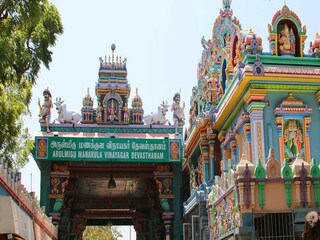 मंदिराच्या भिंतींवर बाप्पाच्या जन्मापासून विवाहापर्यंत सर्व प्रसंग अतिशय सुरेखरित्या कोरलेले आहेत.