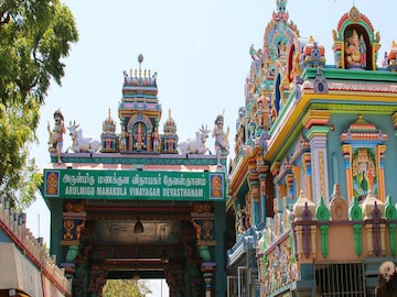 मंदिराच्या भिंतींवर बाप्पाच्या जन्मापासून विवाहापर्यंत सर्व प्रसंग अतिशय सुरेखरित्या कोरलेले आहेत.