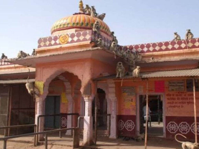 आज तुम्हाला एका अनोख्या गणेश मंदिराविषयी सांगणार आहोत. ज्याठिकाणी प्रसाद सोन्याच्या वाटीत दिला जायचा. 