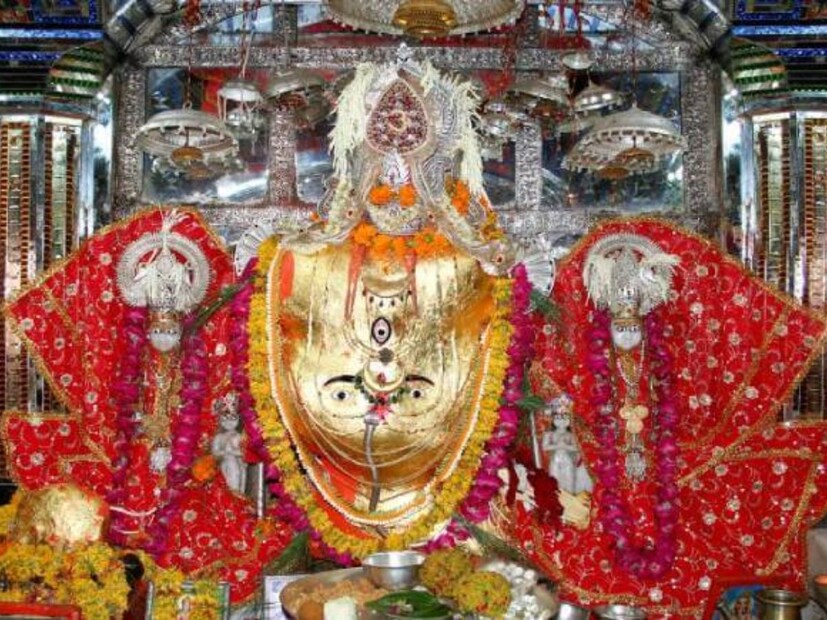 हे अनोखं मंदिर जयपूरची जुनी राजधानी आमेरमध्ये आहे. सूर्यवंश शैलीत बांधलेला 450 वर्ष जुना 16व्या शतकातील राजवाडा हा रोड आमेर येथील व्हाईट आर्क गणपती मंदिराचा सहावा भाग आहे.