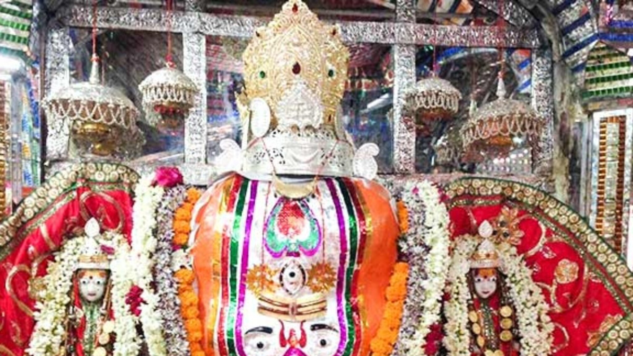 Ganesh Chaturthi: हे गणेश मंदिर आहे अनोखं, सोन्याच्या वाटीत दिला जायचा प्रसाद