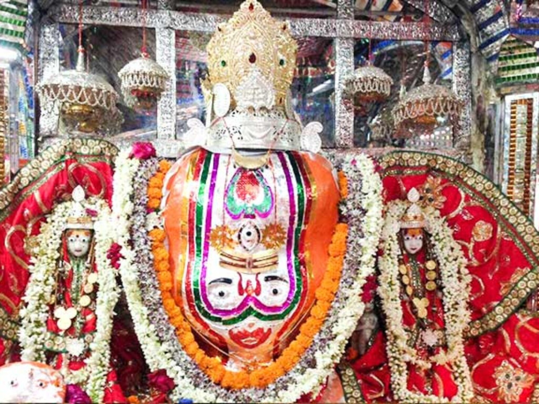 Ganesh Chaturthi: हे गणेश मंदिर आहे अनोखं, सोन्याच्या वाटीत दिला जायचा प्रसाद