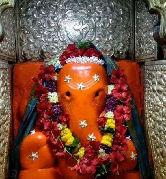 कोल्हापूर शिरोळ तालुक्यातील गणेशवाडीचा गणपती - शिरोळ तालुक्यात कागलवाडजवळ कृष्णा नदीच्या काठी असलेले हे गणेशस्थान 56 विनायकांपैकी आहे असे म्हणतात.