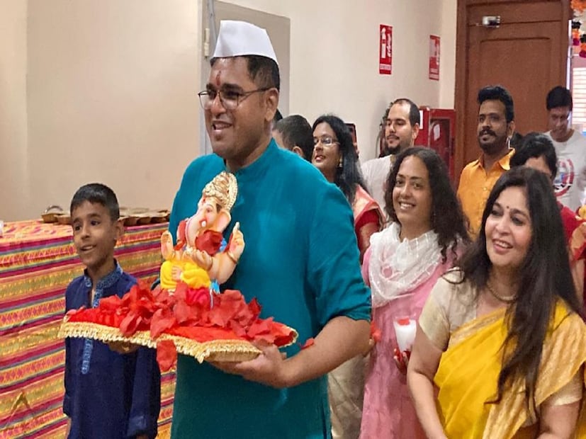 स्पेनमध्ये गणेशोत्सव? हे ऐकूनच खूप भारी वाटतंय ना. खरंतर तिथे हा उत्सव साजरा करणारं मंडळच फार कमाल आहे. या मंडळाची सदस्य संख्या आहे 120. तर, गणेशोत्सवात 200 ते 250 भाविक सहभागी झाले होते. 