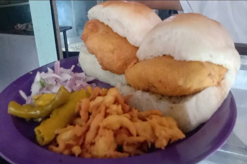 गार्डन वडापाव : गार्डन वडापाव खाल्ला नसेल असा व्यक्ती पुण्यात सापडणं कठीण आहे. जे जे गार्डन, बट्टी स्ट्रीट, कॅम्प या ठिकाणी तब्बल 51 वर्षांपासून हा वडापाव या ठिकाणी मिळतो. इतके वर्ष होऊन देखील या वडापावची चव अजूनही जशीच्या तशीच आहे. त्यामुळे चोखंदळ पुणेकरांची या ठिकाणी प्रचंड गर्दी पाहायला मिळते.