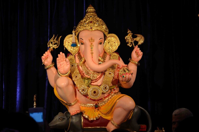 3. गुरुजी तालीम : मानाचा तिसरा गुरुजी तालीम मंडळाच्या बाप्पाचं आगमन वाजत गाजत एका आकर्षक रथातून होईल तसेच दुपारी 1 वाजून 45 मिनिटांनी बाप्पांची प्राणप्रतिष्ठा केली जाईल. 
