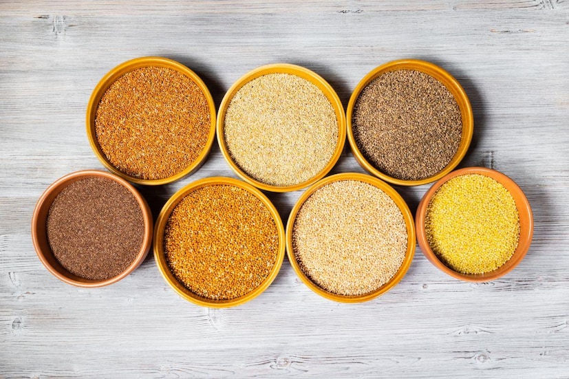 हृदयविकाराचा धोका कमी : मिलेट्समध्ये फायबरचे प्रमाण जास्त असते, ज्यामुळे कोलेस्ट्रॉलची पातळी कमी होते आणि हृदयविकाराचा धोका कमी होतो. सुधारित पचन: मिलेट्सफायबरचा एक चांगला स्रोत आहे, जे पचन सुधारण्यास आणि बद्धकोष्ठता टाळण्यास मदत करते. 