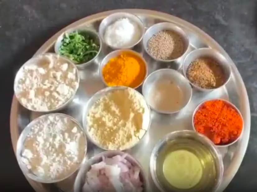 गव्हाचे, ज्वारीचे व बाजरीचे असे प्रत्येकी 1 वाटी पीठ, थोडेसे बेसन, 1 चमचा धना पावडर, हळद, लाल तिखट (आपल्याला ज्याप्रमाणात तिखट हवे आहे तेवढे घ्यावे), मीठ चवीनुसार, यानंतर साधारण 1 वाटी भरून बारीक चिरलेला कांदा आणि थोडी बारीक चिरलेली कोथिंबीर घ्यावी.