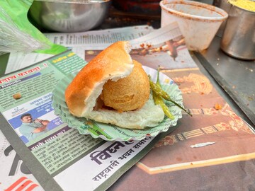 एकाच वडापावमध्ये भागेल तुमची भूक, 20 वर्षांपासून होते ‘इथं’ खाण्यासाठी गर्दी