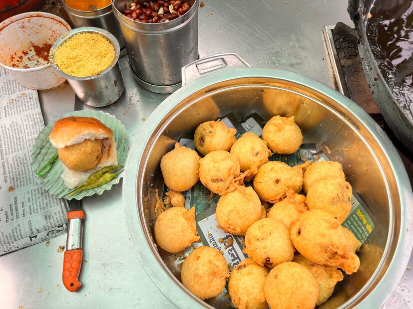 रसाळ यांनी वडापाव विक्रीला सुरूवात केली त्यावेळी तीन ते चार किलो बटाट्याचे मिश्रण लागत असे. तसंच दिवसाला 50 ते 60 प्लेटची विक्री होत होती. त्यावेळी एका वडापावची किंमत 5 रुपये होती. या वडापावची साईज मोठी होती. त्यामुळे तो ग्राहकांमध्ये चांगलाच लोकप्रिय झाला.