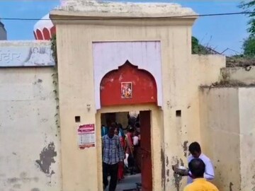 ‘इथं’ आहे 300 वर्षांपूर्वीचे झुरळे गोपीनाथ मंदिर, अशी सांगितली जाते आख्यायिका