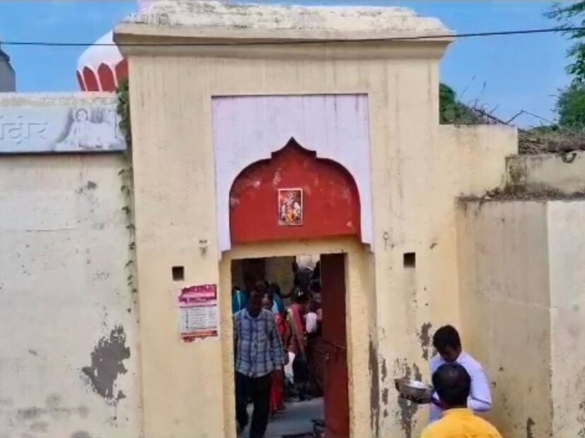 अनेक गाव शहरांमध्ये धार्मिक महत्त्व प्राप्त झालेली मंदिरे आपल्याला पाहिला मिळतात. बीड जिल्ह्यात देखील अनेक वास्तू शिल्पकला आणि मंदिरे आजही आपल्याला इतिहासाची साक्ष देतात.  जिल्ह्यातील परळीमध्ये झुरळे गोपीनाथ मंदिर हे 300 वर्षांपूर्वीचे आहे.