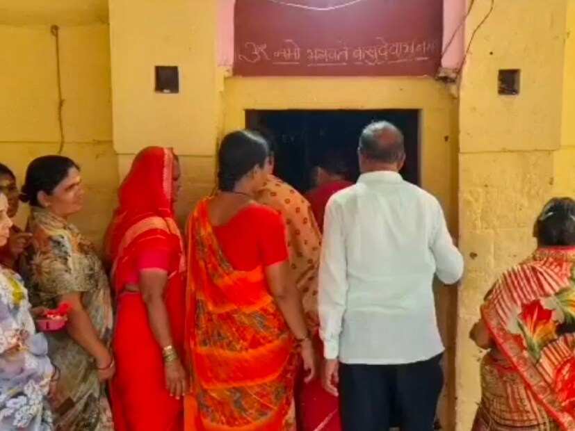 भगवान विष्णू देवाचे इथे प्रभुवैद्यनाथामुळे वास्तव्य असून हरी म्हणजे विष्णू आणि हार म्हणजे महादेव म्हणून परळी शहरात हरिहर तीर्थ दिसून येते. प्रभुवैद्यनाथाचे दर्शन घेतल्यानंतर शहरातील झुरळे गोपीनाथाचे दर्शन घेण्याची इथे प्रथा आहे. या मंदिराच्या गाभाऱ्यात वर्षभर झुरळांचा वावर असतो ही झुरळे म्हणजे कृष्णाच्या गोपिका असल्याची भाविकांची श्रद्धा आहे. 