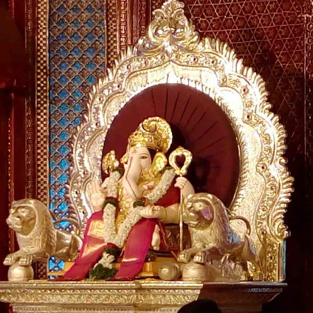 1. कसबा गणपती : पुण्यनगरीचं ग्रामदैवत असणारा आणि मानाचा पहिला श्री कसबा गणपतीची मिरवणूक सकाळी 8 वाजता उत्सव मंडपातून निघेल आणि सकाळी 11 वाजून 37 मिनिटांनी डॉक्टर आनंद उर्फ नरसिंह एकनाथ गोसावी महाराज यांच्या हस्ते प्राणप्रतिष्ठा करण्यात येईल. 1. कसबा गणपती : पुण्यनगरीचं ग्रामदैवत असणारा आणि मानाचा पहिला श्री कसबा गणपतीची मिरवणूक सकाळी 8 वाजता उत्सव मंडपातून निघेल आणि सकाळी 11 वाजून 37 मिनिटांनी डॉक्टर आनंद उर्फ नरसिंह एकनाथ गोसावी महाराज यांच्या हस्ते प्राणप्रतिष्ठा करण्यात येईल.