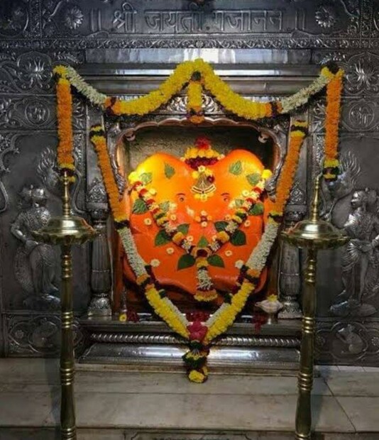  <strong>मानाचा पहिला गणपती –</strong> कसबा गणपती हे <a href="https://news18marathi.com/pune/">पुण्याचं</a> ग्रामदैवत. या गणपतीची मूर्ती स्वयंभू आहे. शहाजी राजे यांनी 1636 मध्ये लालमहाल बांधला. त्यावेळी जिजाबाईंनी या मूतीर्ची स्थापना करून दगडी गाभारा बांधला.