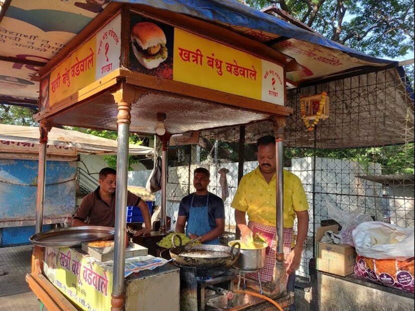 खत्री बंधू वडेवाले : पुण्यातील बालगंधर्व रंगमंदिराजवळ एका छोट्याशा गाडीवर खत्री बंधूं वडेवाले आहेत. गेल्या 47 वर्षांपासून अनेक पुणेकरांचा जिव्हाळ्याचा विषय म्हणजे खात्री बंधू वडेवाले, पुण्यात स्पर्धा परीक्षांसाठी येणारी मुलं देखील या ठिकाणी गर्दी करत असतात. अनेक वर्षांपासून या वडापावची हि चव अबाधित ठेवण्यात खत्री बंधू वडेवाले हे यशस्वी झाले आहेत .