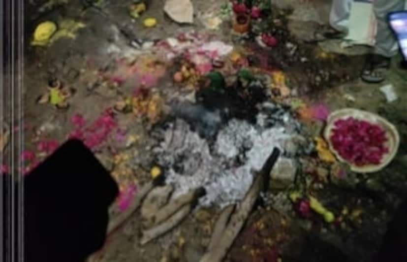 शिरोळ तालुक्यातील गणेशवाडी इथल्या स्मशानभूमीत शुक्रवारी रात्री अघोरी कृत्याचा अग्नी पूजा रंगली होती. एका मांत्रिकासह 10 ते 15 जणांच्या उपस्थितीत अघोरी यज्ञ पार पडला. गावातील तरुणांना याची कुणकुण लागताच त्यांनी पडताळणी केल्यानंतर हा भानामती करणीचा असल्याचे लक्षात आले. त्यामुळे मांत्रिकसह यात सहभागी काही जणांना कुरुंदवाड पोलीसाच्या स्वाधीन केले. या प्रकाराने गावात मात्र भीतीचे वातावरण पसरले आहे. शिरोळ तालुक्यातील गणेशवाडी इथल्या स्मशानभूमीत शुक्रवारी रात्री अघोरी कृत्याचा अग्नी पूजा रंगली होती. एका मांत्रिकासह 10 ते 15 जणांच्या उपस्थितीत अघोरी यज्ञ पार पडला. गावातील तरुणांना याची कुणकुण लागताच त्यांनी पडताळणी केल्यानंतर हा भानामती करणीचा असल्याचे लक्षात आले. त्यामुळे मांत्रिकसह यात सहभागी काही जणांना कुरुंदवाड पोलीसाच्या स्वाधीन केले. या प्रकाराने गावात मात्र भीतीचे वातावरण पसरले आहे.