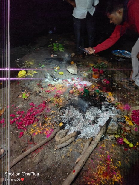 पौर्णिमेच्या रात्रीचे औचित्य साधून अंदाजे 7 वाजता अंगाला अंगारा लावून मांत्रिक वेशातील एका मंत्रिकासह सांगली जिल्ह्यातील तब्बल 13 ते 15 जणांनी एक विधी केल्याची चर्चा आहे. जळावू पदार्थाचा वापर करून अग्नी पेटवून त्यासाठी यज्ञ तयार केला होता.