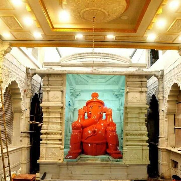 अहमदनगरमधील विशाल माळीवाडा गणपती - नगर शहराच्या दक्षिणेकडे माळीवाडा वेशीने आत जात असताना हे पुरातन गणेश मंदिर लागते. येथील गणेशमूर्ती 10 फूट उंच, उजव्या सोंडेची आहे. असे सांगतात की सुमारे साठेक वर्षांपूर्वी या गणेशमूर्तीला घाम आला होता. तेव्हा यज्ञयागादीक करून तो थांबविण्यात आला. तेव्हापासून हे मंदिर भक्तांमध्ये विशेष प्रसिद्ध पावले आहे.