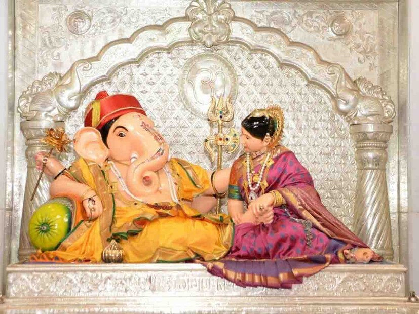 मंडई गणपती मंडळ : अखिल मंडई मंडळाच्या वतीने उद्या बाप्पाच्या स्वागतासाठी सकाळी 9 वाजता ओंकार रथातून मिरवणूक निघेल तसेच दुपारी 12 वाजता गणरायाची प्राणप्रतिष्ठा केली जाईल.