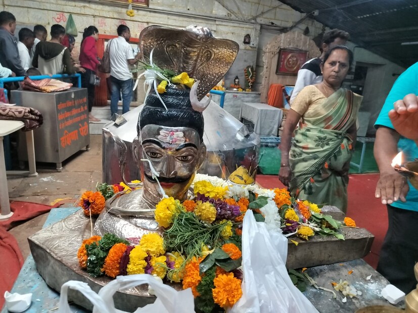 नीलकंठेश्वर मंदिर पाहण्यासाठी आणि दर्शनासाठी शिवभक्तांची मोठी गर्दी पाहायला मिळते. दुसरी महत्वाची गोष्ट म्हणजे हे मंदिर डोंगरात असल्यामुळे लोकांना 2 ते 3 किमी डोंगर चडून जावं लागत. पण या मंदिराचा परिसर हा अतिशय निसर्गरम्य आहे. या डोंगरावरून पानशेत, खडकवासला धरण देखील पाहिला मिळतं. हे मंदिर सिहंगड रोडला असलेल्या डावजे या गावामध्ये आहे. 