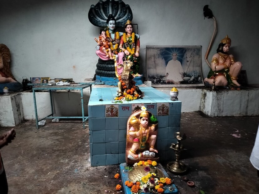 सर्जमामांनी सामाजिक बांधिलकीच्या जाणीवेतून अनेक समाजोपयोगी कामे केली. त्यांनी येथे दारु व्यसनमुक्ती अभियान सुरू केले. यातून सुमारे 2 लाख 56 हजार लोकांना दारुच्या व्यसनातून मुक्त केले, अशी माहिती मंदिराचे सेवेकरी शिंदे यांनी दिली.