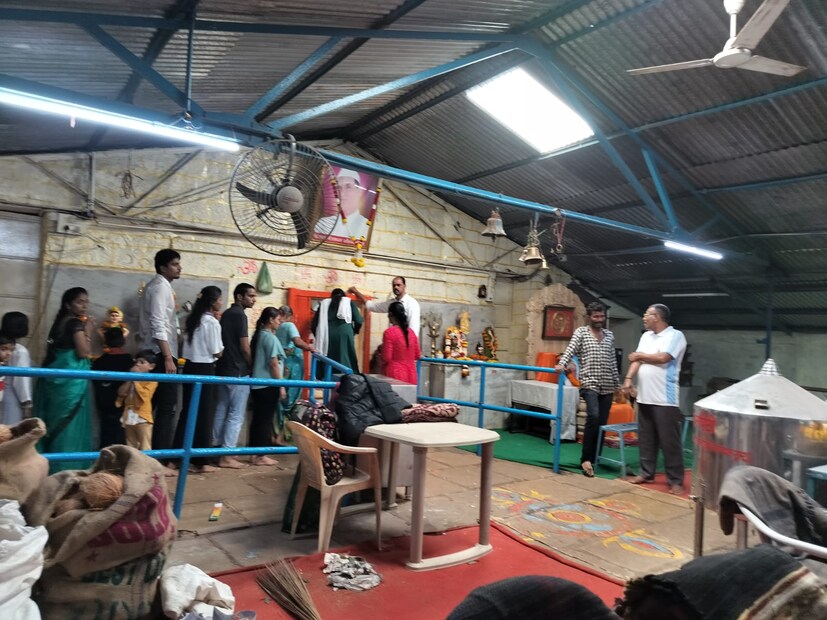 वनसंरक्षक आणि शिवभक्त शंकरराव सर्जे ऊर्फ सर्जेमामा हे निळकंठेश्वर मंदिराचे मुख्य विश्वस्त होते असं सांगितलं जातं. 1962 साली निळकंठेश्वराच्या डोंगरावर असलेल्या वनात वनरक्षक म्हणून ते काम करीत होते. एके दिवशी स्वतः भगवान शिवशंकरांनी त्यांना स्वप्नात येऊन मी व माझा नंदी सदर डोंगरावर एका विशिष्ट ठिकाणी जमिनीखाली गाडलो गेलो आहे. 