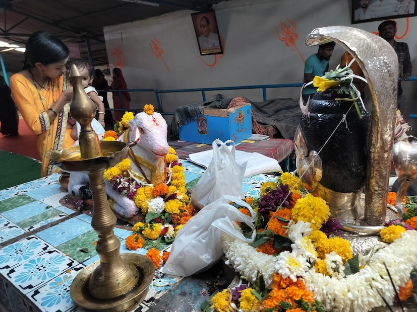   येथील सिंहगड परिसरात असंच एक नीलकंठेश्वर शिवमंदिर असून ते पंचक्रोशित प्रसिद्ध आहे. या ठिकाणी श्रावण महिन्यात भाविकांची वर्दळ असते. या मंदिरासोबत काही आख्यायिका जोडल्या असून त्याचा इतिहासही मोठा रंजक आहे.