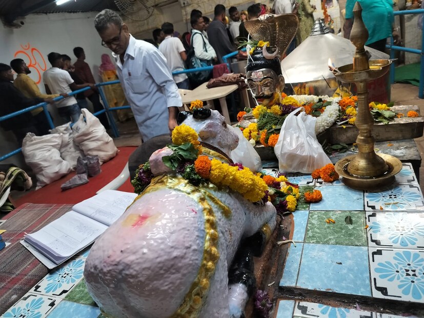 पुणे शहर आणि जिल्ह्यात अनेक धार्मिक स्थळे आहेत. अप्रतिम निसर्ग सौंदर्य लाभलेली ही मंदिरे अनेकांना माहिती नसतात. असेच एक मंदिर सिंहगड जवळील डावजे गावात आहे. स्वयंभू नीलकंठेश्वर मंदिर म्हणून या मंदिराची ओळख आहे. 1962 मध्ये या मंदिराची स्थापना करण्यात आली. हे मंदिर डोंगरात असल्याने जवळपास 2 ते 3 किलोमीटर अंतर चालत वर जावे लागते. तरीही भाविकांची वर्दळ या ठिकाणी असते. 