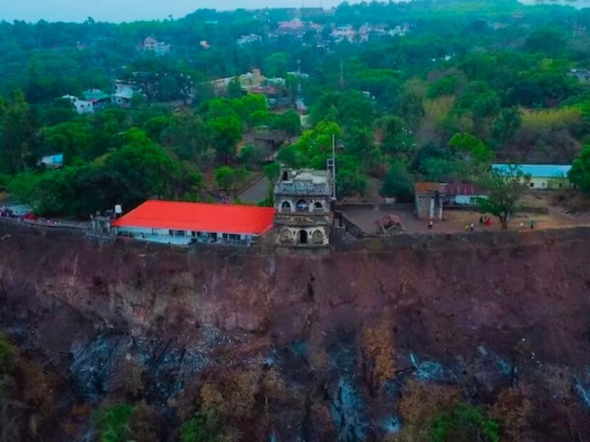 पन्हाळा : पन्हाळगड हे तर कोल्हापूरच्या पर्यटन स्थळांच्या यादीतील एक सर्वात प्रसिद्ध नाव आहे. डोंगरावर वसलेला पन्हाळा किल्ला आणि मुळातच थंड हवेचे ठिकाण असलेल्या या पर्यटनस्थळी पर्यटकांना बघण्यासारखी बरेचशी ठिकाणे आहेत. शिवरायांच्या पदस्पर्शाने पावन झालेला ऐतिहासिक किल्ला, परिसरातील इतिहसाच्या खुणा, बगिचे आणि डोंगरावरुन दिसणारे नयनरम्य निसर्गसौंदर्य पाहण्यासाठी पन्हाळ्याला आवर्जून भेट द्यायला हवी.