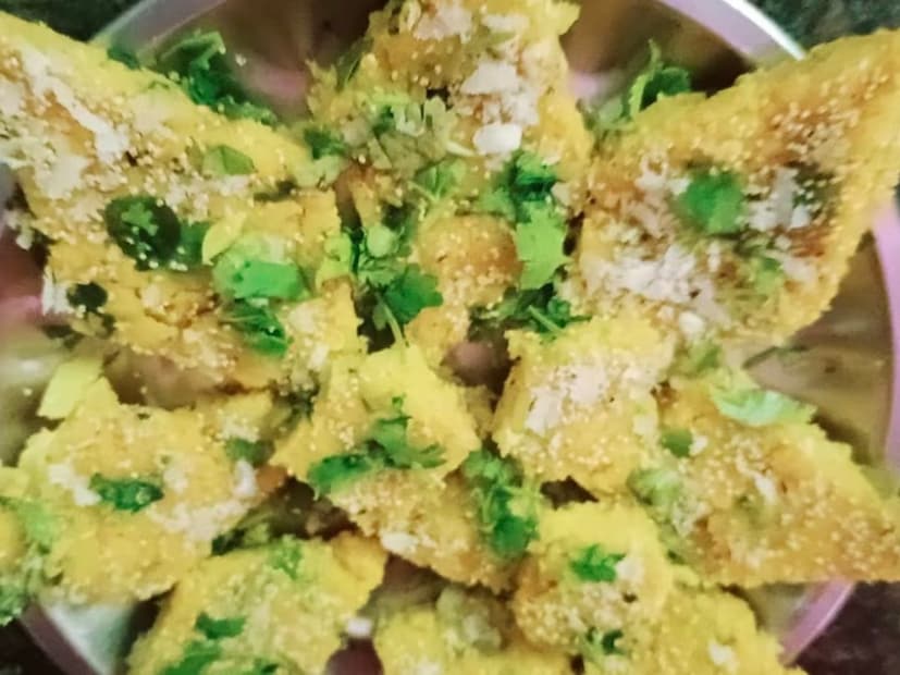  तिखट तर्रीच्या रस्स्यात ही स्पेशल मराठा पाटवडी अप्रतिम लागते. बेसनचा वापर करून आपण पाटवडी ही रेसिपी करू शकता. काहीतरी नवीन भाजी खाण्याची इच्छा असेल तर, ही रेसिपी नक्की ट्राय करा.<a href="https://news18marathi.com/maharashtra/wardha/"> वर्धा</a> येथील गृहिणी मीना शिंदे यांच्याकडून मराठा पाटवडीची खास रेसिपी जाणून घेऊयात.