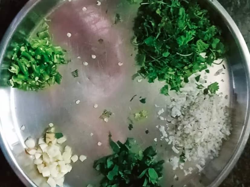 कढईत 1-2 वाटी पाणी घेऊन त्याला उकळी आल्यावर बारीक चिरलेला लसूण, कोथिंबीर, हिरवी मिरची, कढीपत्ता, हळद, मीठ ऍड करावे. शिजल्यानंतर बेसन ऍड करा आणि ढवळत राहा. त्यात गाठी राहता कामा नये. बेसन चांगलं शिजलं पाहिजे.