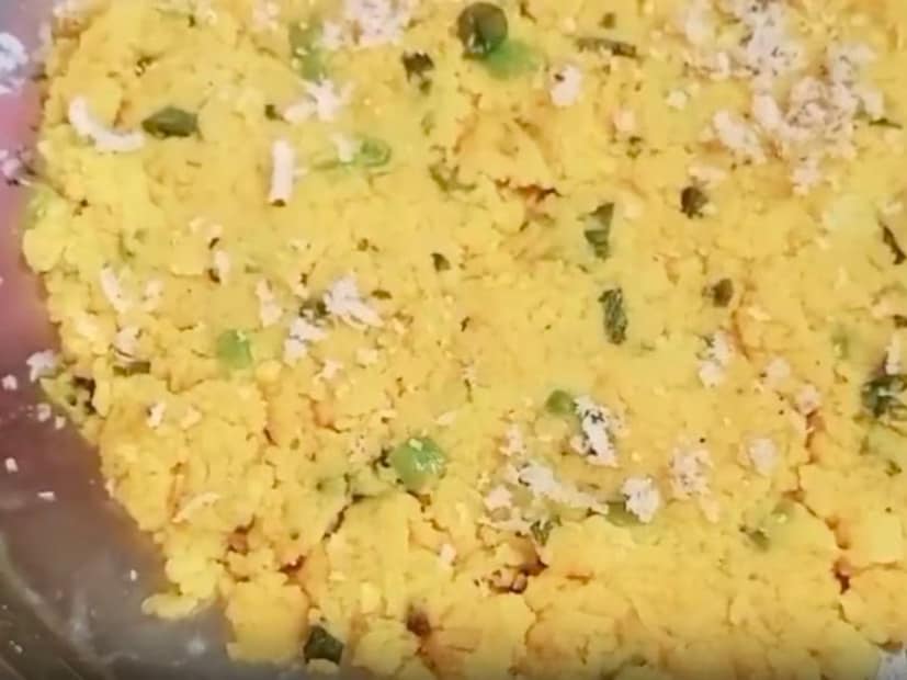 त्यासाठी झाकण ठेवून एक वाफ येऊ द्या. आता बेसन चांगलं शिजल्यानंतर गरम असतानाच पाण्याचा हात घेऊन तेल लावलेल्या ताटात थापून घ्या. त्याच्या वड्या पाडून घ्या आणि त्यावर खसखस, सुकं खोबरे किस, कोथिंबीरने सजवून घ्या. आता पाटवडी तयार आहे.