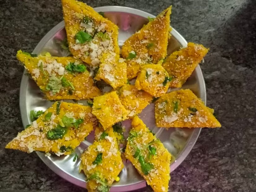 त्यानंतर गरम तेलात ती पेस्ट टाकून शिजवायचे आहे. त्यात रस्सा घट्ट येण्यासाठी मराठा मसाला, तिखट, हळद, मीठ इत्यादी ऍड करायचं आणि चांगलं शिजू द्यायचंय. त्यानंतर पाणी घालून छान उकळी येऊ द्यायची. त्यात सर्व्ह करताना पाटवडी टाकून सर्व्ह करायची. अशाप्रकारे टेस्टी झणझणीत, मसालेदार, तिखट अशी मराठा पाटवडी तयार होते. आपणही ही सोपी रेसिपी नक्की ट्राय करा.