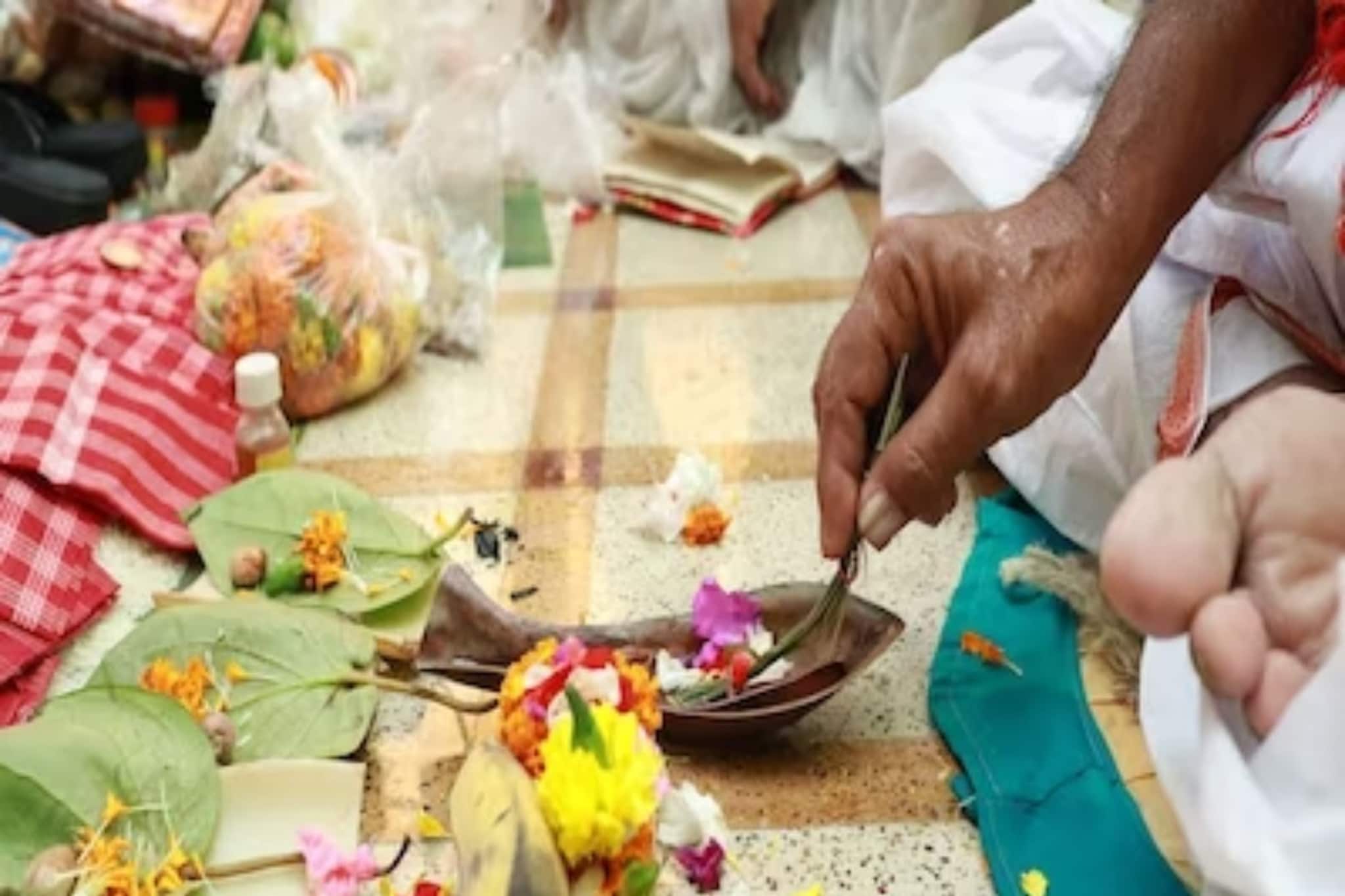 पूजेव्यतिरिक्त पितृपक्षात घरबसल्या आवर्जुन करा हे काम, पितरांना मिळेल मुक्ती!