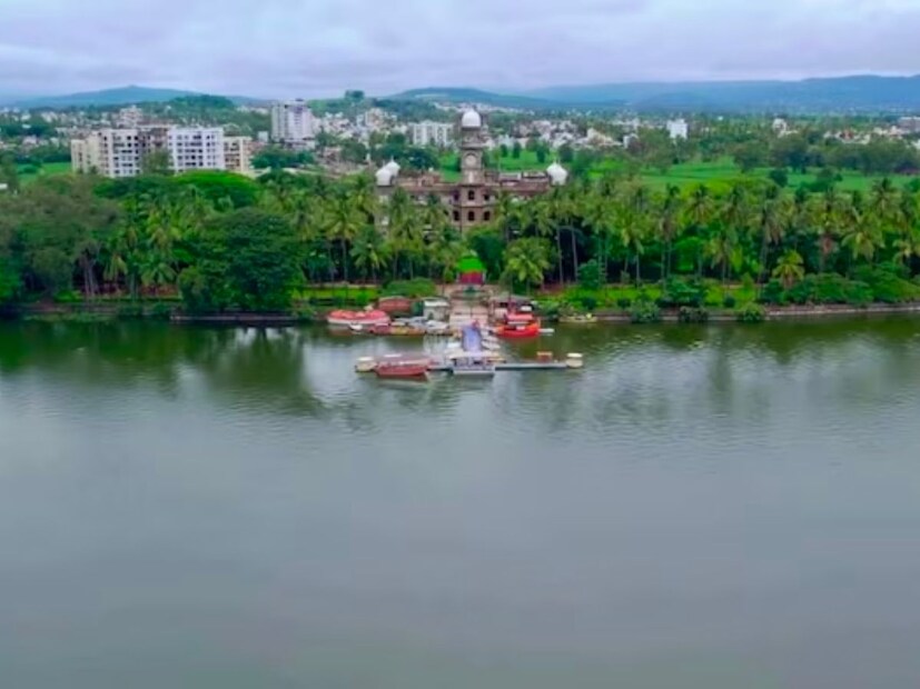 रंकाळा तलाव : कोल्हापूर म्हटलं की रंकाळा हे बऱ्याच जणांना ठाऊक आहे. त्यामुळेच अंबाबाई मंदिराच्या अगदी जवळ असणारा रंकाळा तलाव हे ठिकाण पर्यटकांच्या यादीतील महत्त्वाचे नाव असते. या तलावाचा सुंदर असा नजारा, तलावाच्या बाजूने तटबंदी आणि बगीचा, खाण्यापिण्याच्या विविध गोष्टींचे स्टॉल या ठिकाणी पाहायला मिळतात. 