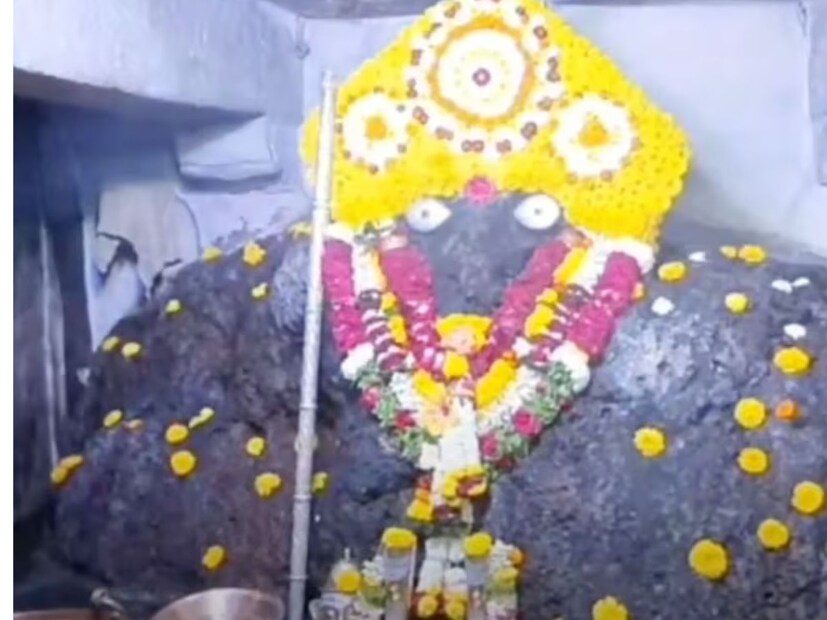 संपूर्ण देशातून याठिकाणी भाविक येत असून नवसाला पावणारे हे मंदिर म्हणून प्रसिद्ध आहे.अगदी वयोवृद्धही लोक श्रद्धेने याठिकाणी येतात. कोणत्याही अडचणी आल्या की ते देवाला नमस्कार करतात त्यातून त्यांना नक्की मार्ग मिळतो, अशी गावकऱ्यांची भावना आहे. 