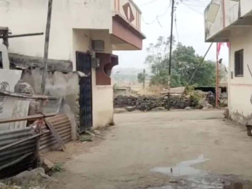  या गावची लोकसंख्या 2,382 आहे. डोंगर कपारीत वसलेल्या या शाकाहारी गावाचं खास वैशिष्ट्य म्हणजे इथं असणारं श्री रेवणसिद्ध नाथांचं पवित्र स्थान. नवनाथांपैकी एकनाथ हे स्वयंभू आणि अतिशय जागृत असलेलं मंदिर आहे. खूप पूर्वीपासून ही शाकाहारी भूमी म्हणून ओळखली जाते.