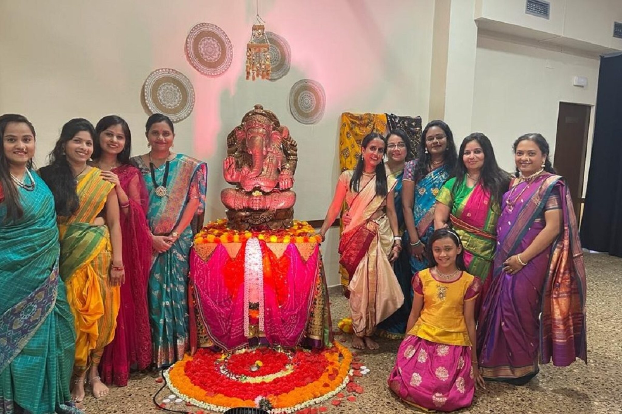 शेवटी नाळ मातीशीच जोडलेली असते, स्पेनमध्ये झालं बाप्पाचं आगमन