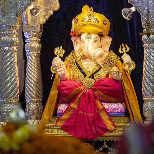 2. तांबडी जोगेश्वरी : मानाचा दुसरा गणपती तांबडी जोगेश्वरी बाप्पाची मिरवणूक सकाळी 9:30 वाजता बँड आणि ढोल ताशाच्या गजरात निघेल आणि सकाळी 11 वाजून 50 मिनिटांनी श्री भूषण महारुद्र स्वामी महाराजांच्या हस्ते प्राणप्रतिष्ठा होईल. 